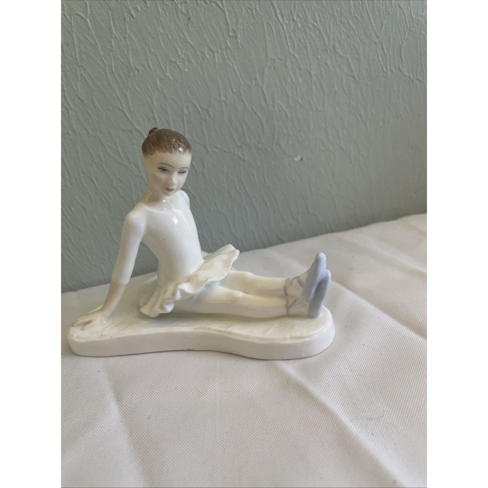 "Stage Struck" Ballerina (Model No. HN 3951) Royal Doulton‎ England bone china